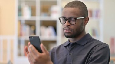 Smartphone 'da Kayıp Olan Üzgün Genç Afrikalı Adamın Portresi