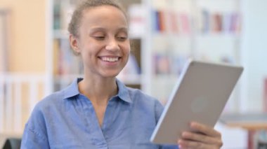 Tablette Video Çağrısı Yapan Afrikalı Kadın Portresi