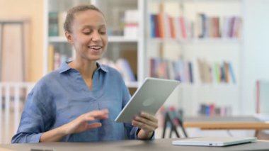 Tablette Video Çağrısı Yapan Profesyonel Afrikalı Kadın