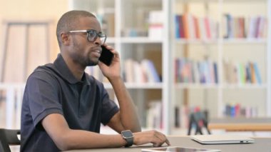 Kütüphanede Akıllı Telefonla Konuşan Afrikalı Adam