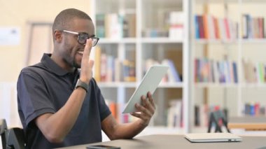 Neşeli Genç Afrikalı Adam Tablet 'te Video Sohbeti yapıyor