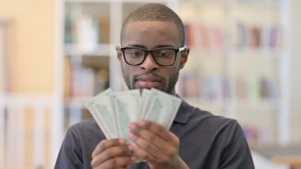 Retrato do bem sucedido jovem africano contando dólares — Vídeo de Stock