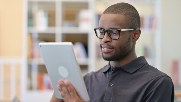 Portret van Ambitieuze Jonge Afrikaanse Man met behulp van Tablet — Stockvideo