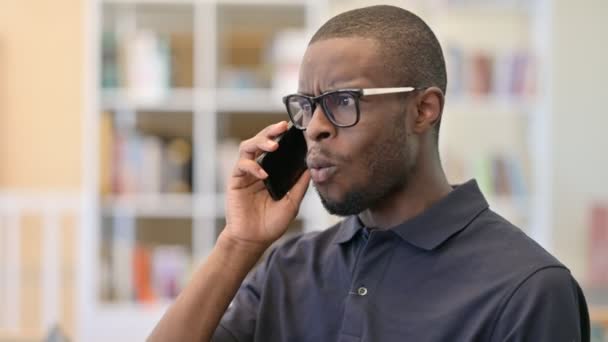 Retrato de Irritado Jovem Africano Argumentando em Smartphone — Vídeo de Stock