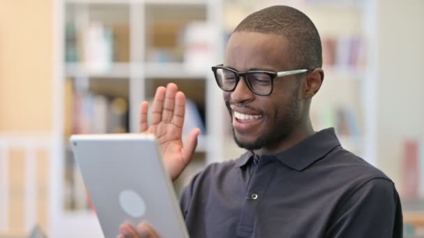 Retrato de Video Chat en Tablet por African Man — Vídeos de Stock