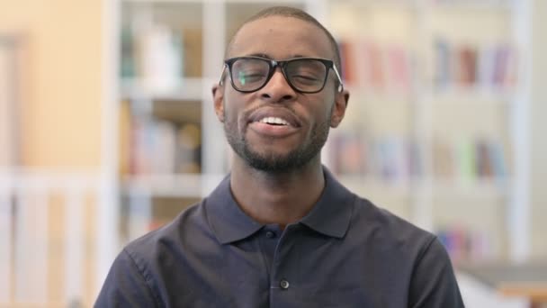 Портрет веселого молодого африканца, разговаривающего по видеосвязи — стоковое видео