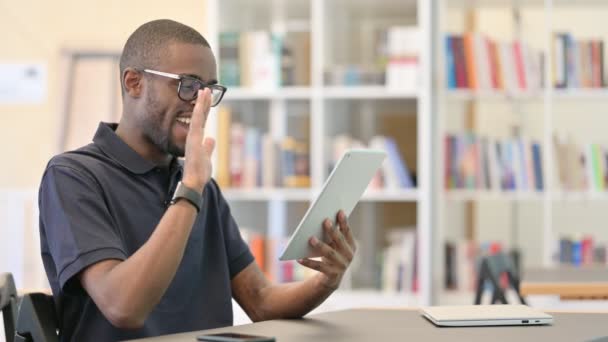 Joyeux jeune homme africain qui fait du chat vidéo sur tablette — Video