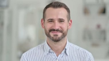 Sallanan Kafayla Evet diyen Genç Adam 'ın Portresi