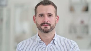 Minnettar Genç Adam Alkışlamasının Portresi 