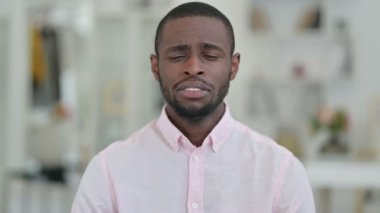 Kamerada Ağlayan Üzgün Afrikalı Adamın Portresi 