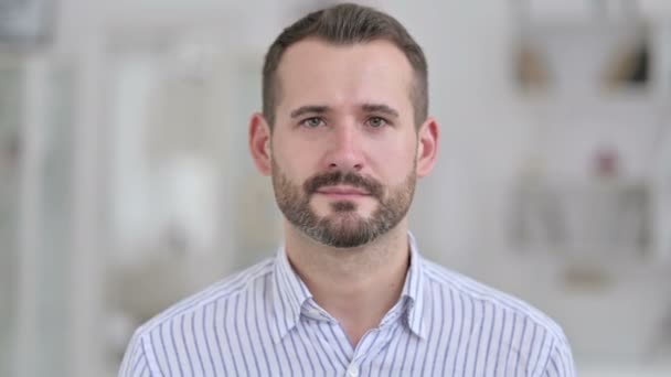 Retrato de un joven alegre saludando, Hola — Vídeos de Stock