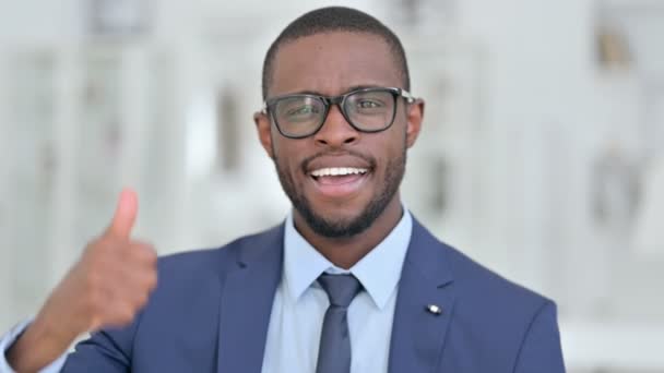 Ritratto di attraente uomo d'affari africano che mostra Pollici — Video Stock