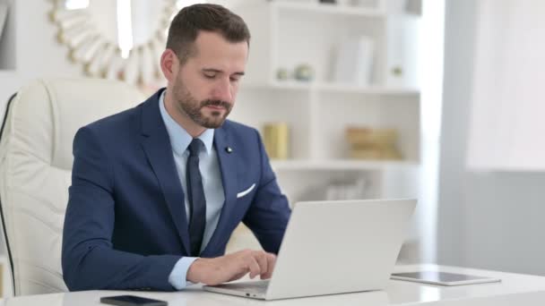 Empresario profesional con computadora portátil diciendo No con dedo — Vídeos de Stock