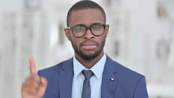 Retrato del empresario africano diciendo No por Finger Sign — Vídeos de Stock