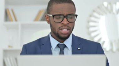 Laptop öksüren hasta Afrikalı iş adamının portresi