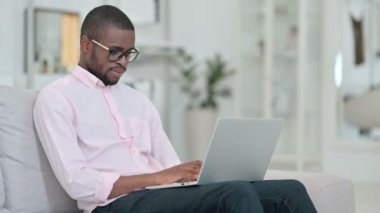 Bilgisayarlı Afrikalı Adam Evdeki Kameraya Bakıyor 