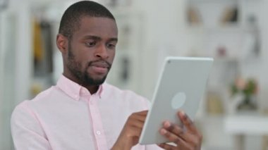 Dijital Tablet kullanan Odaklanmış Afrikalı Adam Portresi 