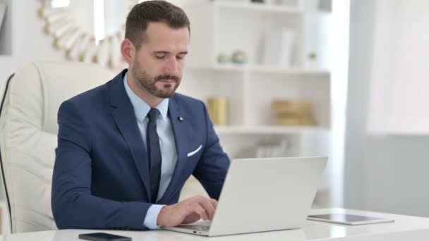 Pebisnis ceria dengan Laptop Tersenyum di Kamera — Stok Video