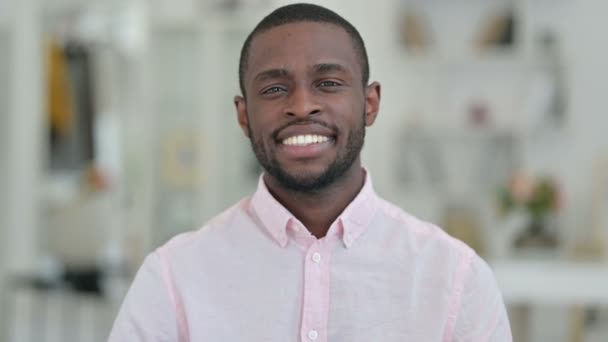 Retrato del hombre africano positivo haciendo OK Sign — Vídeos de Stock