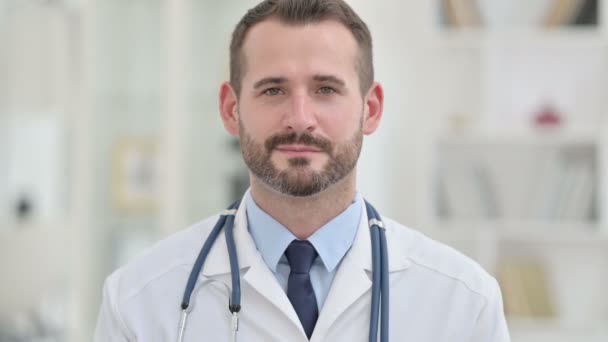 Retrato del médico positivo mostrando pulgares hacia arriba — Vídeos de Stock