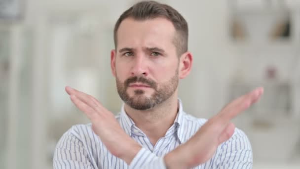 Retrato de un joven diciendo no con gesto de brazo — Vídeo de stock