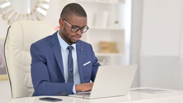 Empresario africano serio con el ordenador portátil diciendo que no por Finger Sign — Vídeos de Stock