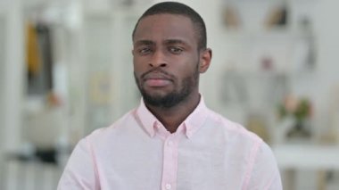 Ciddi Afrikalı Adam Portresi Parmak ile İşaret Yok 