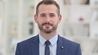 Heyecanlı İşadamının Portresi Başparmakları Kalktı