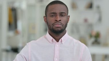 Hayal kırıklığına uğramış Afrikalı Adam Başparmaklarını Aşağı Gösteriyor 