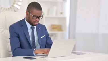 Laptop Öksürüğü Ofisinde Hasta Afrikalı İş Adamı