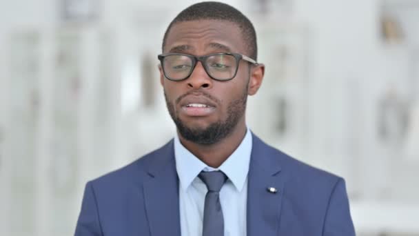 Retrato del empresario africano enfermo tosiendo — Vídeos de Stock