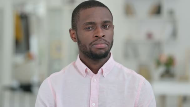 Porträt eines Afrikaners, der abstreitend den Kopf schüttelt, nein — Stockvideo