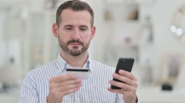 Genç Adam 'ın Smartphone' da Çevrimiçi Ödeme Yaparken Portresi