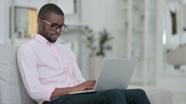 Evde Öksüren Laptoplu Hasta Afrikalı Adam 