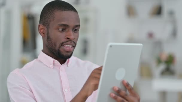 Retrato del hombre africano celebrando el éxito en la tableta — Vídeo de stock