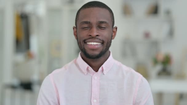 Portret van de jonge Afrikaanse man glimlachend naar de camera — Stockvideo