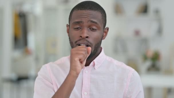 Retrato de Homem Africano Doente Tosse — Vídeo de Stock