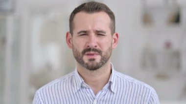Yorgun genç adamın baş ağrısı portresi