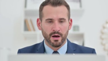 Dizüstü bilgisayarda Kaybına Tepki Veren İşadamı 