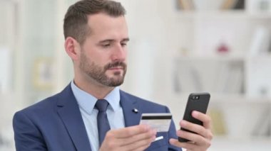 Smartphone 'da Çevrimiçi Ödeme Yapan İşadamının Portresi