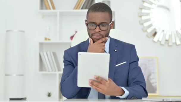 Portret van doordachte Afrikaanse zakenman met behulp van digitale tablet — Stockvideo
