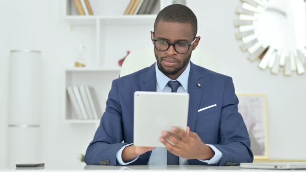 Porträtt av allvarliga afrikanska affärsman med hjälp av Digital Tablet — Stockvideo