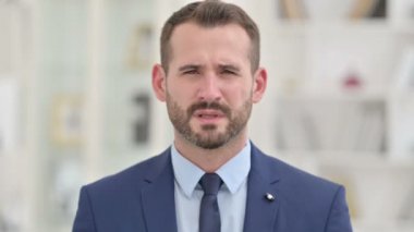 Yorgun İşadamının Baş Ağrısı Portresi 