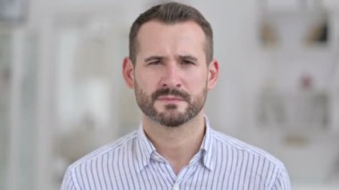 Dişi ağrıyan hasta genç adamın portresi 