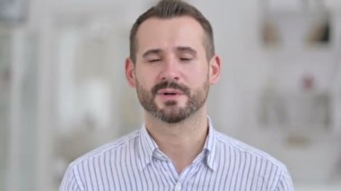 Videoda Konuşan Çekici Genç Adamın Portresi 