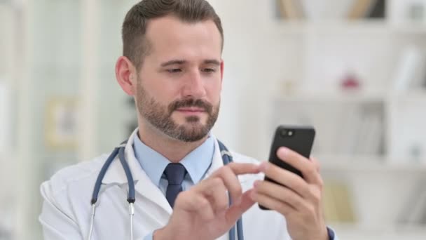Porträt eines Arztes mit Smartphone — Stockvideo