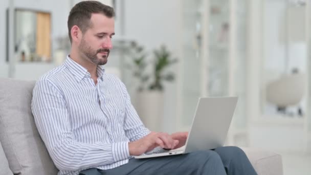 Jovem profissional usando laptop em casa — Vídeo de Stock