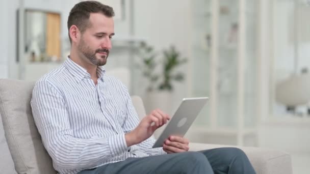 Jeune homme professionnel utilisant tablette à la maison — Video