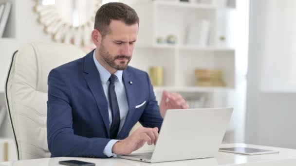 Stresszes üzletember, akinek fejfájás az irodában — Stock videók