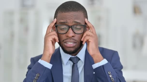 Portrét unaveného afrického podnikatele s bolestí hlavy — Stock video
